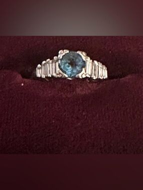 Vintage 14k solid heavy white gold ring w brilliant diamonds
2.71 gr.
Size: 5.25